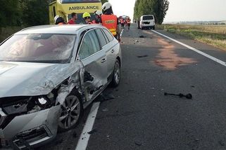 Střet auta s dodávkou zavřel hlavní tah na Královéhradecku, jeden zraněný - Novinky